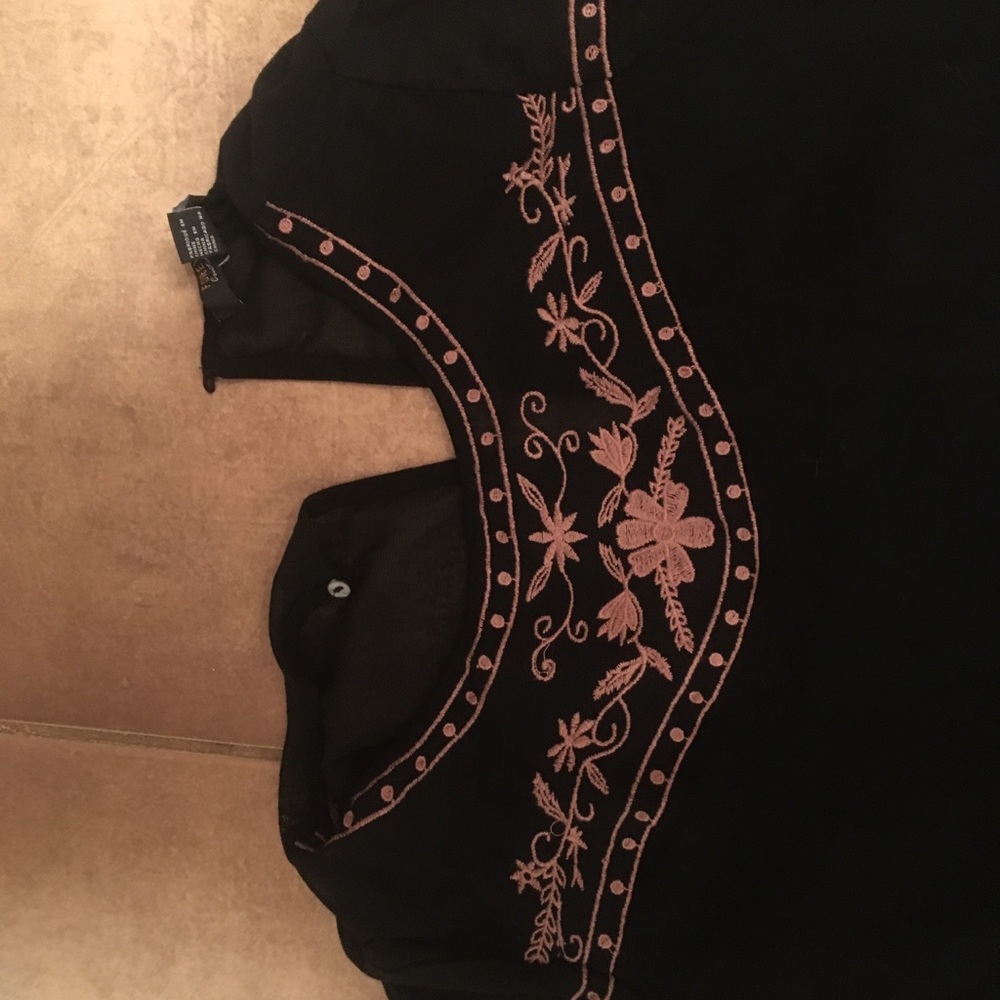 Black long sleeve with upper accent/design!